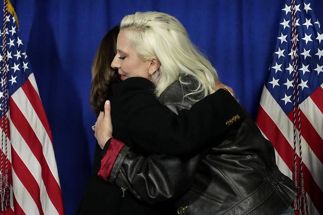 [필라델피아=AP/뉴시스] 가수 겸 배우 레이디 가가(오른쪽)가 4일(현지시각) 미 펜실베이니아주 필라델피아 미술관 밖에서 열린 민주당 대선 후보 카멀라 해리스 부통령의 유세 무대에 올라 해리스 부통령과 포옹하고 있다. 해리스 부통령은 이날 스크랜턴을 비롯해 레딩, 앨런타운, 피츠버그, 필라델피아 등 펜실베이니아주에서만 5곳을 돌며 강행군을 펼쳤다. 이 자리에는 가가를 비롯해 ‘토크쇼의 여왕’ 오프라 윈프리와 가수 리키 마틴 등이 함께했다. 2024.11.05.