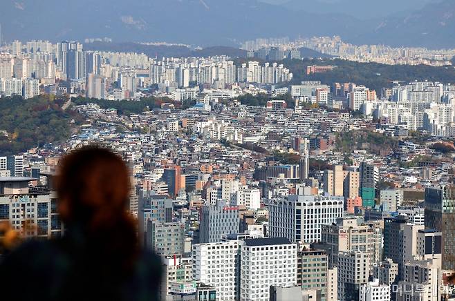 [서울=뉴시스] 김금보 기자 = 서울 아파트 매매가격이 32주 연속으로 상승했으나, 오름폭은 2주째 줄어든 것으로 나타났다.  31일 한국부동산원 10월 넷째 주(28일 기준) 주간 아파트 가격 동향 조사에 따르면, 전국 아파트 매매가격은 0.01% 상승했다. 상승폭은 전주(0.02%)보다 0.01%포인트(p) 줄어들며 보합에 근접했다. 서울의 경우 9월 둘째 주(0.23%) 이후 4주 연속 상승폭이 줄어들다가 10월 둘째 주(0.11%) 깜짝 반등한 뒤 지난주(0.09%) 다시 상승폭이 0.02%p 줄었고, 이번 주 0.01%p 추가 하락했다.  사진은 3일 서울 중구 남산에서 바라본 아파트. 2024.11.03. kgb@newsis.com /사진=김금보