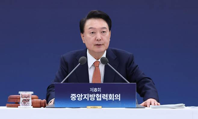 윤석열 대통령이 2027년까지 1조원 규모의 밴처펀드를 조성해 비수도권 창업기업에 투자하겠다고 말했다. 사진은 윤 대통령이 6일 강원도청에서 열린 제8차 중앙지방협력회의에서 발언하는 모습. /사진=뉴시스