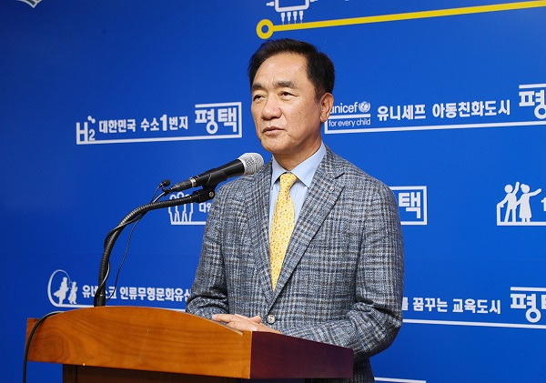 정장선 평택시장이 6일 시청에서 긴급 언론브리핑을 열어 제3자 뇌물혐의 검찰 송치에 따른 결백을 주장하고 있다. / 사진제공=평택시=