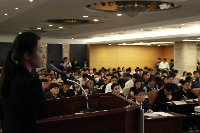 한국건설산업연구원에서 일부 회복과 하락 등 내년도 건설·부동산 경기에 대한 전망을 제시했다. 사진은 6일 열린 '2025년 건설·부동산 경기전망 세미나'에서 이지혜 연구위원이 발표하는 모습./사진=한국건설산업연구원