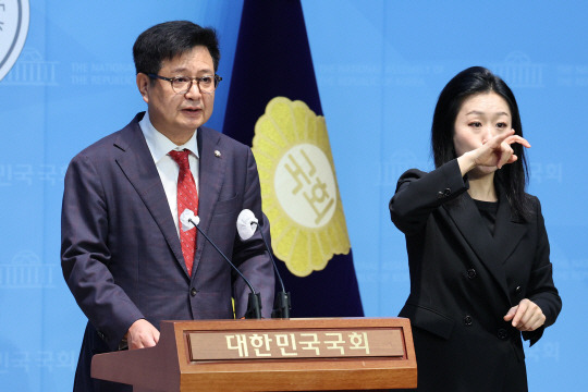 김장겸 국민의힘 의원이 4일 오전 서울 여의도 국회 소통관에서 열린 나무위키 투명화법 관련 기자회견에서 발언하고 있다. 뉴시스