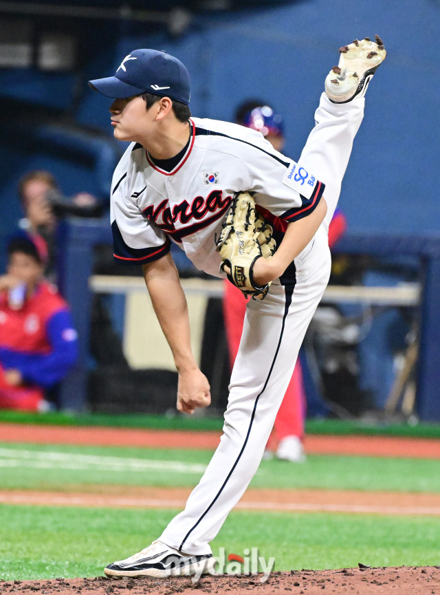 대한민국 야구대표팀 김택연이 1일 오후 서울 고척스카이돔에서 진행된 쿠바 야구대표팀과의 경기에서 구원 등판해 역투를 펼치고 있다./마이데일리