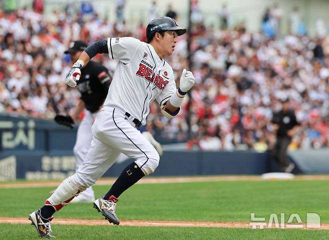 [서울=뉴시스] 김근수 기자 = 3일 서울 송파구 잠실야구장에서 열린 2024 KBO리그 와일드카드 2차전 kt 위즈와 두산 베어스의 경기, 5회말 1사 주자 2루 상황에서 두산 허경민이 2루타를 치고 있다. 2024.10.03. ks@newsis.com