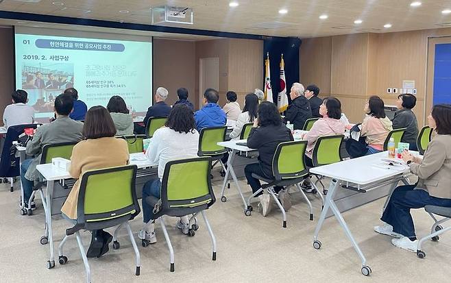 [청양=뉴시스] 충남 청양군 돌봄특화형 고령자복지주택을 벤치마킹하는 타 지자체. (사진=청양군 제공) 2024.11.06. photo@newsis.com *재판매 및 DB 금지