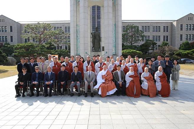 청동여래입상 봉불 60주년 기념법회 후 기념사진을 촬영하고 있다. (사진=동국대 제공) *재판매 및 DB 금지