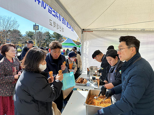 [창원=뉴시스] 강경국 기자 = 지난해 개최된 제9회 창원음식문화축제에서 선보인 아귀콘밥을 시민들이 시식하고 있다. (사진=창원시청 제공). 2024.11.06. photo@newsis.com *재판매 및 DB 금지