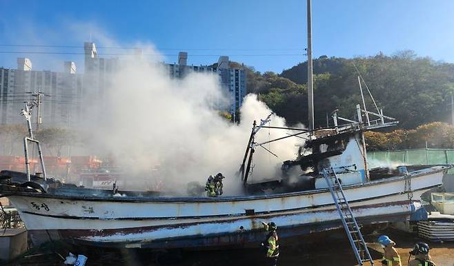 [군산=뉴시스] 6일 오후 2시42분께 전북 군산시 소룡동의 한 선박에서 불이 나 25분여만에 진화됐다. (사진=전북특별자치도소방본부 제공) 2024.11.06. photo@newsis.com *재판매 및 DB 금지