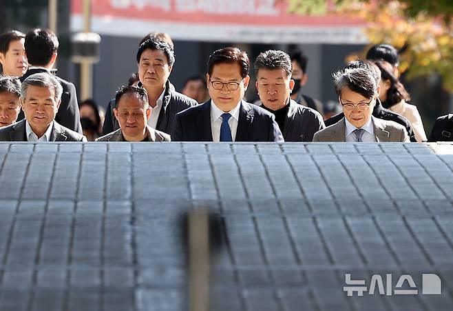 [서울=뉴시스] 김명년 기자 = 송영길 소나무당 대표가 6일 오후 서울 서초구 서울중앙지방법원에서 열린 '민주당 돈봉투 사건 및 먹사연 불법 후원 혐의' 35차 공판에 출석하기 위해 이동하고 있다. 2024.11.06. kmn@newsis.com