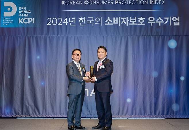 5일 서울시 중구 더 플라자호텔에서 진행된 '2024년 한국의 소비자보호 우수기업' 시상식에서 신한은행 소비자보호부 최승훈 부장(오른쪽)과 한국능률협회컨설팅 한수희 대표이사가 기념촬영하고 있다. (사진=신한은행 제공) *재판매 및 DB 금지