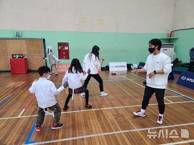 [서울=뉴시스]서울 송파구가 오는 9일 평소 접하기 힘든 스포츠인 펜싱을 무료로 체험할 수 있는 '한마음 펜싱축제'를 개최한다고 6일 밝혔다. (사진=송파구 제공). 2024.11.06. photo@newsis.com