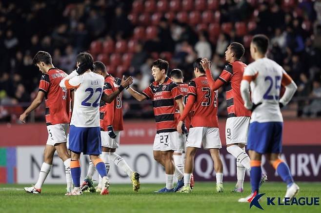 [서울=뉴시스]프로축구 포항 정재희가 득점 후 동료들과 기쁨을 나누고 있다. (사진=프로축구연맹 제공)