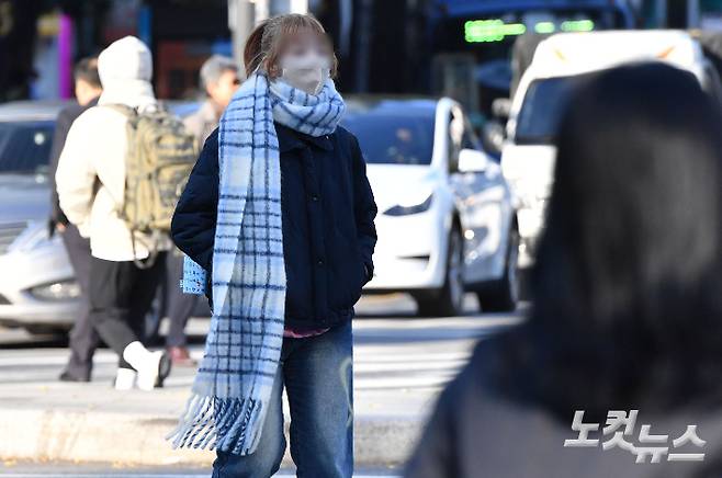 5일 오전 서울 종로구 광화문네거리에 목도리를 두른 시민이 발걸음을 옮기고 있다. 류영주 기자