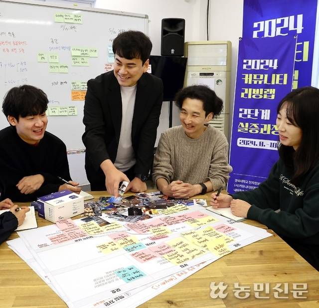 회의실에서 장종욱 대표와 직원들이 다음 프로젝트에 대해 집중토론을 하고 있다.