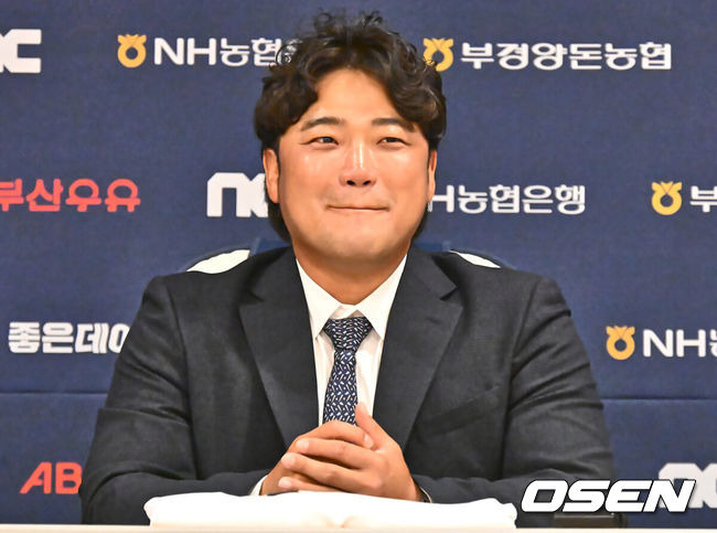 [OSEN=창원, 이석우 기자] 27일 창원 NC파크에서 2024 신한 SOL 뱅크 KBO 리그 NC 다이노스와 삼성 라이온즈의 경기가 열린다. 박석민 전 NC 다이노스의 내야수, 지명타자이자 현 NPB 요미우리 자이언츠 육성군 코치가 은퇴식을 갖는다.박석민 코치가 은퇴식에 앞서 기자회견을 하고 있다. 2024.04.27 / foto0307@osen.co.kr