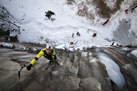 가래비 우벽 믹스루트를 오르는 이창현. 피겨4자세로 오버행 턱을 돌파하고 있다.