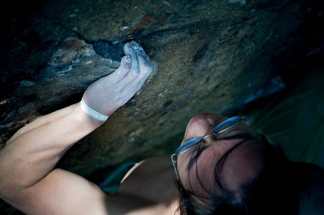 홀드를 당기며 바위에 몰입하는 김태섭. 한국폴리텍대학 산악부 출신이며, 한국등산학교 정규반을 수료했다.