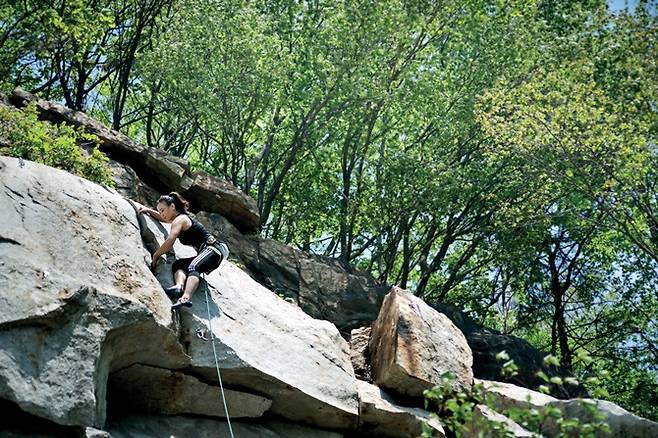 '수많은 저 별들도(5.10b)'를 부드러운 레이백 동작으로 오르는 김윤아