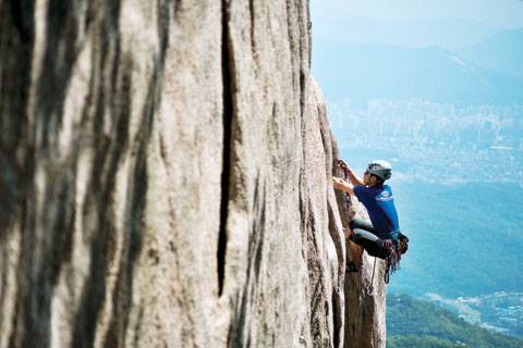 하늘길 1피치 크랙 사이에 프렌드를 밀어 넣는 김한진.