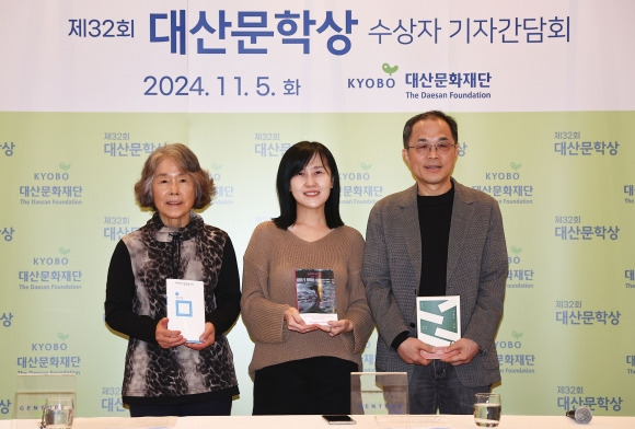 5일 서울 종로구 광화문 교보빌딩에서 열린 제32회 대산문학상 기자간담회에서 수상자들이 기념촬영을 하고 있다. 왼쪽부터 강은교 시인, 김희선 소설가, 서영채 문학평론가. 번역가 알바로 트리고 말도나도는 참석하지 못하고 서면으로 소감을 전했다. 뉴시스