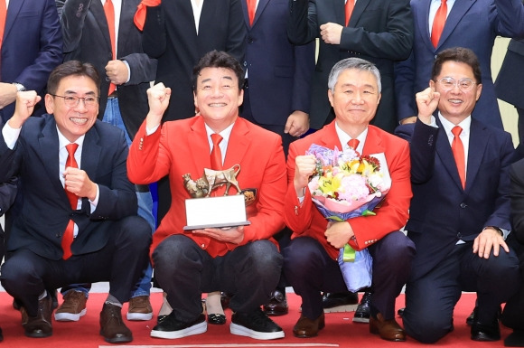 백종원(왼쪽 두 번째)·강석원(왼쪽 세 번째) 더본코리아 공동대표가 6일 서울 영등포구 여의도 한국거래소 홍보관에서 열린 더본코리아 코스피 상장 기념식에 참석해 더본코리아 임직원들과 기념 촬영하고 있다. 2024.11.6 연합뉴스