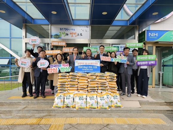 농협중앙회 순천시지부와 전남낙농업협동조합이 순천지역 도사동의 생활이 어려운 이웃을 위해 200만원 상당의 백미(10㎏) 70포를 기부했다.