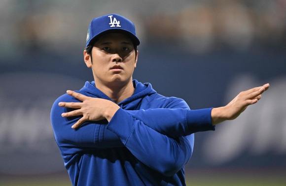 FILES-BASEBALL-MLB-DODGERS-OHTANI - (FILES) Los Angeles Dodgers‘ Shohei Ohtani warms up during practice at the Gocheok Sky Dome in Seoul on March 20, 2024, ahead of the 2024 MLB Seoul Series baseball game between Los Angeles Dodgers and San Diego Padres. Japanese superstar Shohei Ohtani had surgery on November 5 to repair his left shoulder after it was partially dislocated in game two of the club’s World Series triumph over the New York Yankees, the Dodgers said. The Major League Baseball team said in a statement that Ohtani had “successful arthroscopic surgery” in Los Angeles to repair a labrum tear that resulted from the dislocation. (Photo by Jung Yeon-je / AFP)   <Copyright (c) Yonhap News Agency prohibits its content from being redistributed or reprinted without consent, and forbids the content from being learned and used by artificial intelligence systems.>