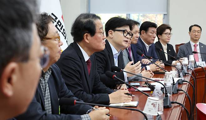 한동훈 국민의힘 대표(가운데)가 6일 오전 국회에서 열린 국방·외교 현안관련 긴급 점검회의를 마친 뒤 마무리 발언을 하고 있다. ⓒ 연합뉴스