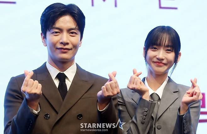 배우 이민기, 한지현이 6일 오후 서울 구로구 더 세인트 웨딩에서 진행된 KBS 2TV 수목드라마 '페이스미' 제작발표회에 참석해 포즈를 취하고 있다.  '페이스미'는 냉정한 성형외과 의사와 열정적인 강력계 MZ 형사가 범죄 피해자 재건 성형을 통해 사건의 진실을 쫓는 공조 추적 메디컬 드라마다. 2024.11.06 /사진=김창현 chmt@