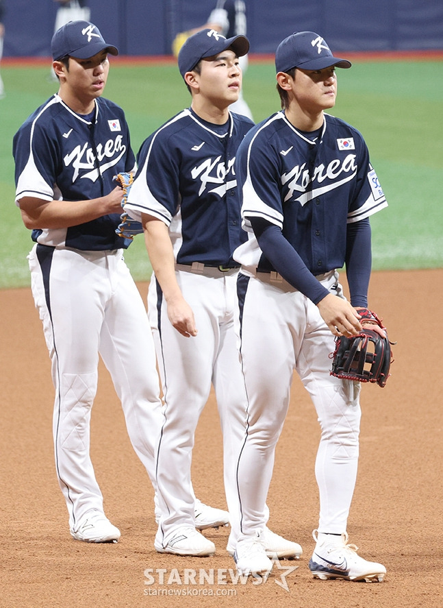 대한민국 야구 대표팀이 '2024 WBSC 프리미어 12' 츨전을 앞두고 5일 서울 고척스카이돔에서 훈련에 임했다. 김영웅(왼쪽)이 김휘집(가운데), 김도영과 함께 수비 훈련을 하고 있다. /사진=김진경 대기자