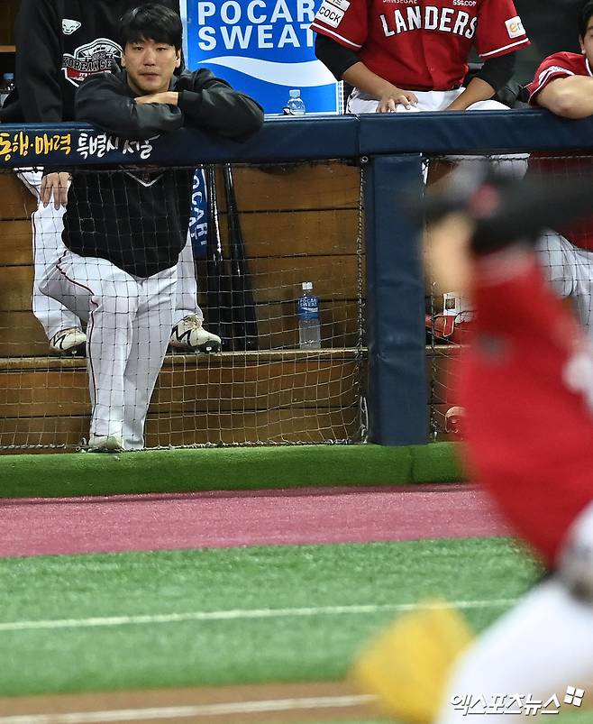 4일 오후 서울 구로구 고척스카이돔에서 열린 ’2022 신한은행 SOL KBO 포스트시즌’ 한국시리즈 3차전 SSG 랜더스와 키움 히어로즈의 경기, SSG 김광현이 더그아웃에서 오원석의 투구를 지켜보고 있다. 엑스포츠뉴스DB