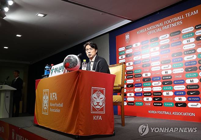 독일 매체 TZ가 6일(한국시간) 하노버에서 뛰고 있는 이현주의 대한민국 축구 국가대표팀 발탁 소식을 전했다. 공격수인 그는 다가오는 국제축구연맹(FIFA) 월드컵 예선 경기에 나설 대표팀 명단에 포함됐다"라며 "이는 연령별 대표팀 출전 이후 그의 첫 A대표팀 발탁이다. 연합뉴스