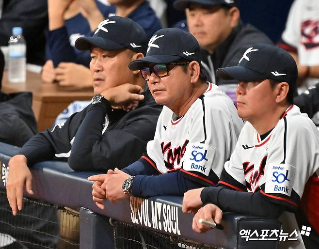 1일 오후 서울 고척스카이돔에서 열린 2024 WBSC(세계야구소프트볼연맹) 프리미어12 대한민국 야구 대표팀과 쿠바 야구 대표팀의 평가전 경기, 대한민국 류중일 감독이 경기를 지켜보고 있다. 엑스포츠뉴스DB