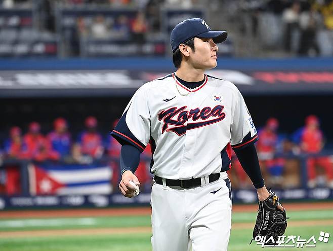 1일 오후 서울 고척스카이돔에서 열린 2024 WBSC(세계야구소프트볼연맹) 프리미어12 대한민국 야구 대표팀과 쿠바 야구 대표팀의 평가전 경기, 1회초 종료 후 한국 선발투수 곽빈이 더그아웃으로 향하며 그라운드를 돌아보고 있다. 엑스포츠뉴스DB