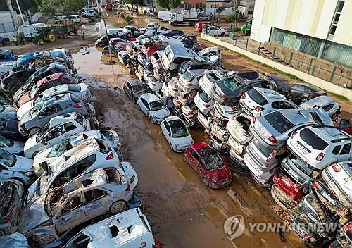 스페인 대홍수에 파손된 차량들이 줄줄이 쌓여있다.  [로이터 연합뉴스 자료사진. 재판매 및 DB 금지]