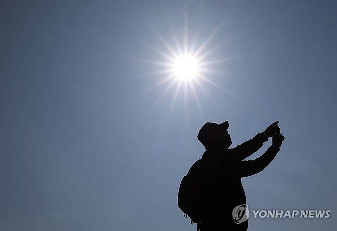 쾌청한 가을 하늘 (서울=연합뉴스) 이지은 기자 = 맑은 가을 날씨를 보인 5일 서울 남산을 찾은 시민이 휴대전화로 사진을 찍고 있다. 2024.11.5 jieunlee@yna.co.kr