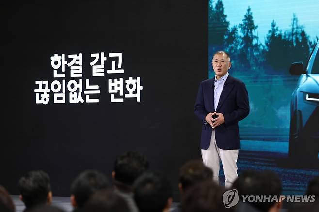 현대자동차그룹, 2024년 신년회 (광명=연합뉴스) 김인철 기자 = 정의선 현대자동차그룹 회장이 3일 오전 경기도 기아 오토랜드 광명에서 열린 현대자동차그룹 2024년 신년회에서 신년사를 하고 있다. 2024.1.3 yatoya@yna.co.kr