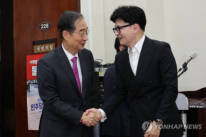 한동훈 대표와 악수하는 한덕수 총리 (서울=연합뉴스) 김주성 기자 = 사진은 한덕수 국무총리가 지난달 3일 오후 서울 여의도 국회에서 국민의힘 한동훈 대표와 의정갈등 해결 방안 등을 논의하기에 앞서 악수하고 있다. 2024.10.3 utzza@yna.co.kr