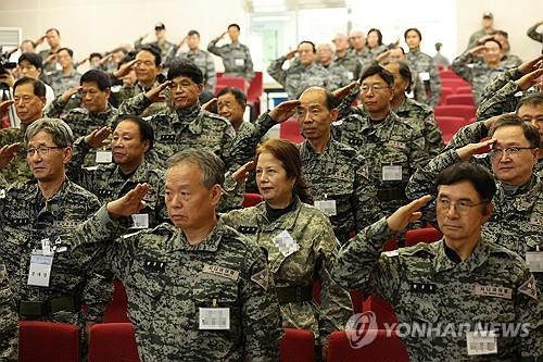 '안보에 나이 없다' (춘천=연합뉴스) 이진욱 기자 = 노인들이 모여 예비병력이 되겠다며 창단한 '시니어 아미' 회원들이 4일 오후 춘천과학화예비군훈련장에서 훈련에 앞서 국기에 경례하고 있다. 2024.11.4