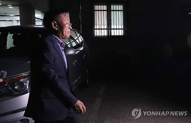 소환조사 마치고 귀가하는 김진하 양양군수 (강릉=연합뉴스) 류호준 기자 = 6일 오후 김진하 양양군수가 강원경찰청 강릉 별관에 출석해 소환 조사를 받고 귀가하고 있다. 2024.11.6 ryu@yna.co.kr