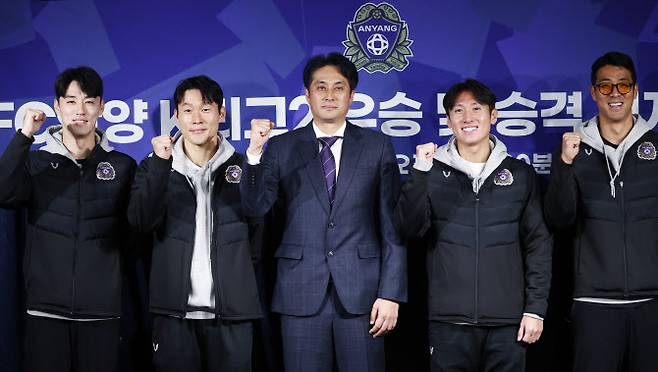 7일 오전 서울 종로구 축구회관에서 열린 FC안양 K리그2 우승 및 승격 기자회견에서 유병훈 감독과 선수들이 포즈를 취하고 있다. 사진=연합뉴스