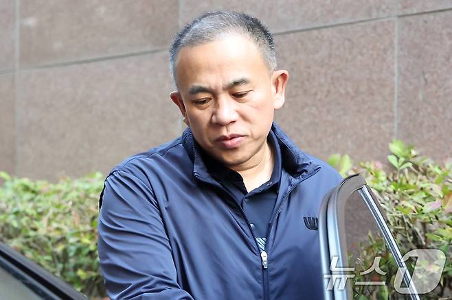 '김건희 여사 공천 개입 의혹'의 핵심 인물인 명태균 씨가 6일 경남 창원의 자택에서 나와 취재진의 질문을 받으며 차량에 오르고 있다. 2024.11.6/뉴스1 ⓒ News1 민경석 기자