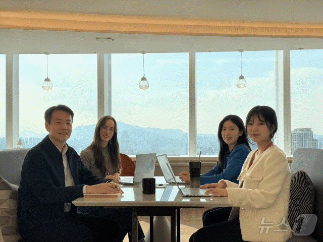 롯데바이오로직스 인턴사원 및 직원들이 회의를 하고 있다(롯데바이오로직스 제공)