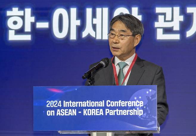 김재신 한-아세안센터 사무총장이 ‘2024 한-아세안 관계 조망 국제회의’에서 개회사를 전하고 있다. 7일, 서울 롯데호텔 크리스탈볼룸. 사진=한-아세안센터 제공