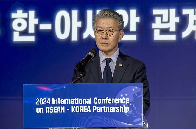 '김홍균 외교부 제1차관이 '2024 한-아세안 관계 조망 국제회의'에서 기조연설을 하고 있다. 7일, 서울 롯데호텔 크리스탈볼룸. 사진=한-아세안센터 제공