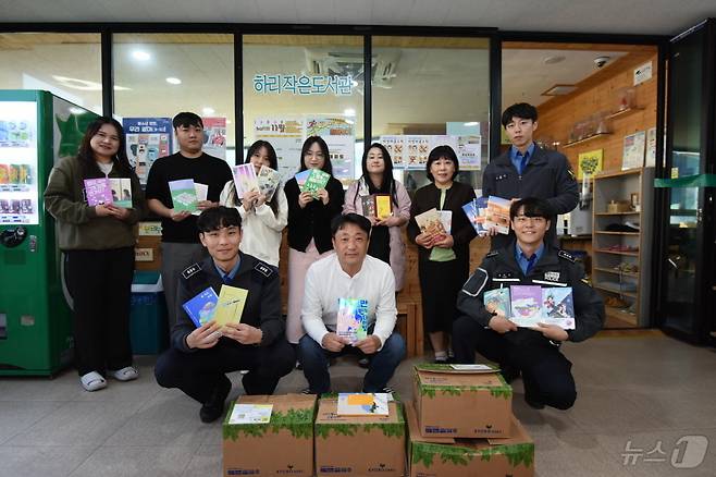 완도해양경찰은 7일 해양경찰 창설 71주년을 맞아 완도 청소년 문화의 집에 도서 71권을 기부하고 기념사진을 찍고 있다. (완도해경 제공)2024.11.7/뉴스1