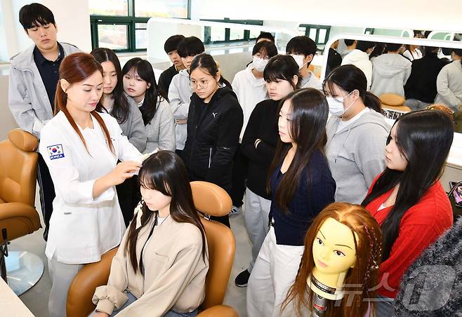 대구 경일중학교 2학년 학생들이 영진전문대 뷰티융합과 실습실에서 홍정아 교수의 지도를 받으며 '헤어 아티스트' 진로체험을 하고 있다. (영진전문대 제공)