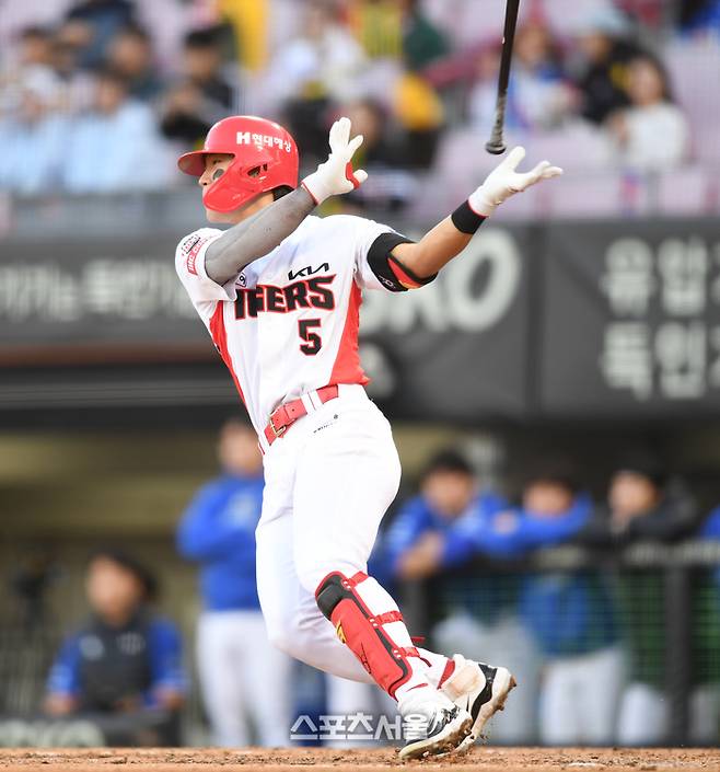 KIA 김도영이 광주-기아 챔피언스 필드에서 열린 삼성과 2024 KBO 한국시리즈 1차전 7회말 2사2루 1타점 좌전안타를 치고 있다. 광주 | 최승섭기자 thunder@sportsseoul.com