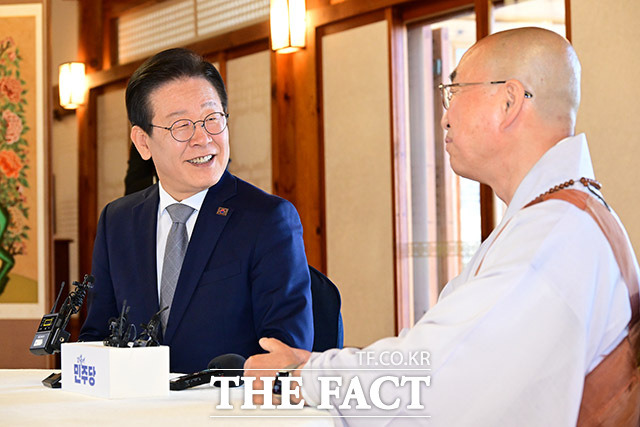 이재명 대표의 형사사건 1심 판결이 눈앞으로 다가오면서 더불어민주당의 발걸음도 분주해졌다. 이 대표와 법륜 스님이 6일 오후 서울 여의도 국회에서 만나 이야기를 나누고 있다. /남윤호 기자