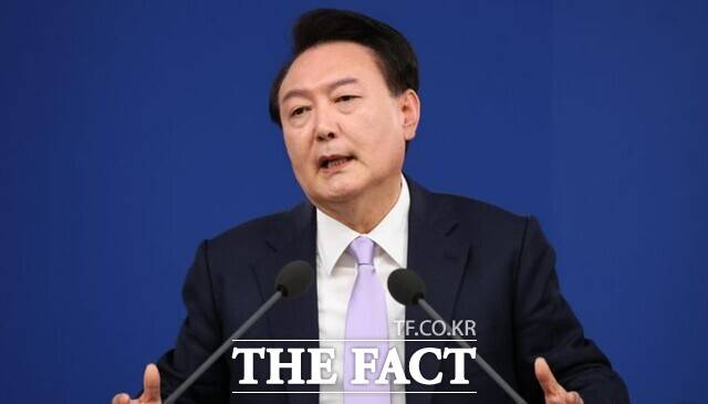 윤석열 대통령이 7일 서울 용산 대통령실 청사에서 열린 대국민담화 및 기자회견에서 기자들의 질문에 답하고 있다. / 뉴시스